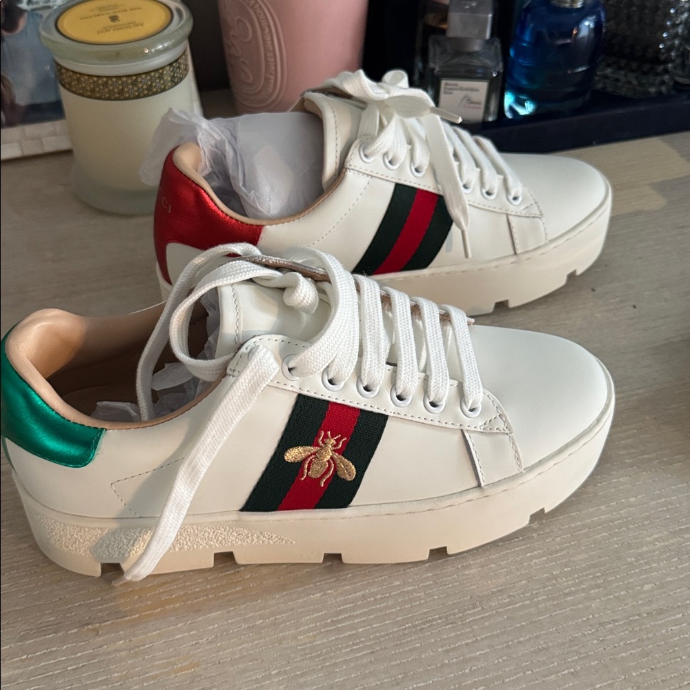 Gucci sneakers with Beige Dust Bags with Green Card
